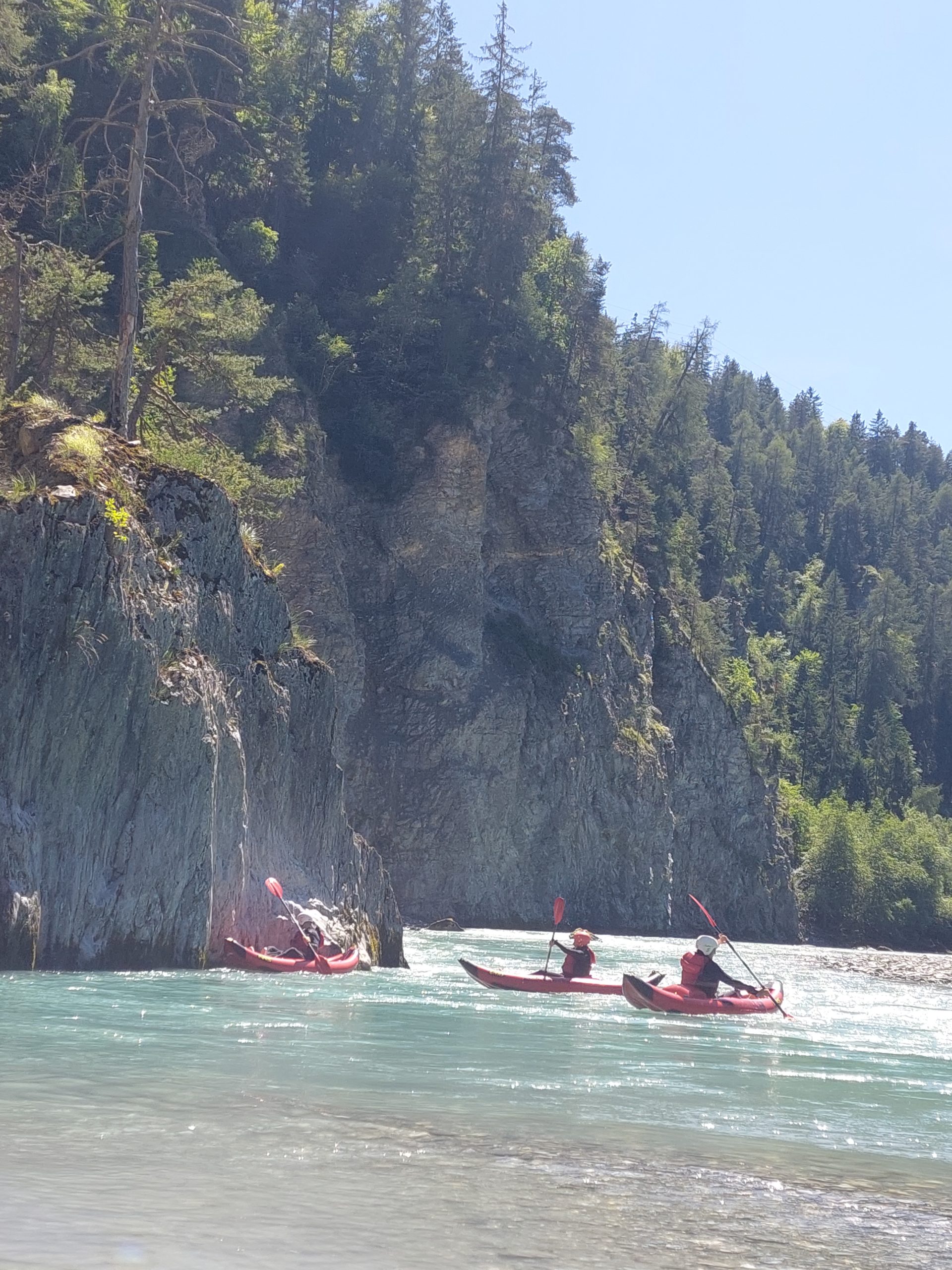 Funyak Fahren auf dem fluss. Ein tages erlabnis auf dem wasser.