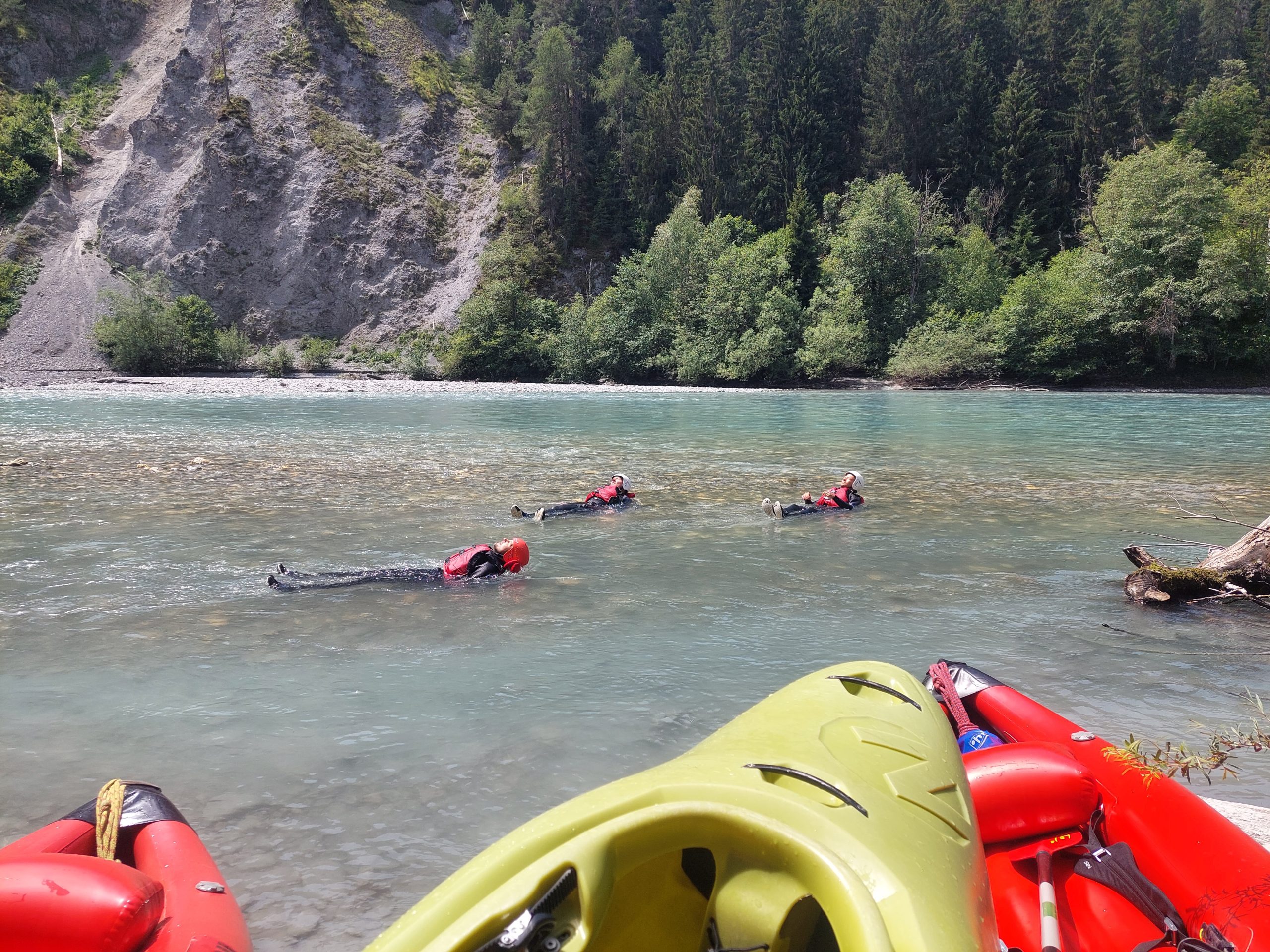 Im wasser schwimmen. Funyak tour, Aktivitäten aufs Wasser.  