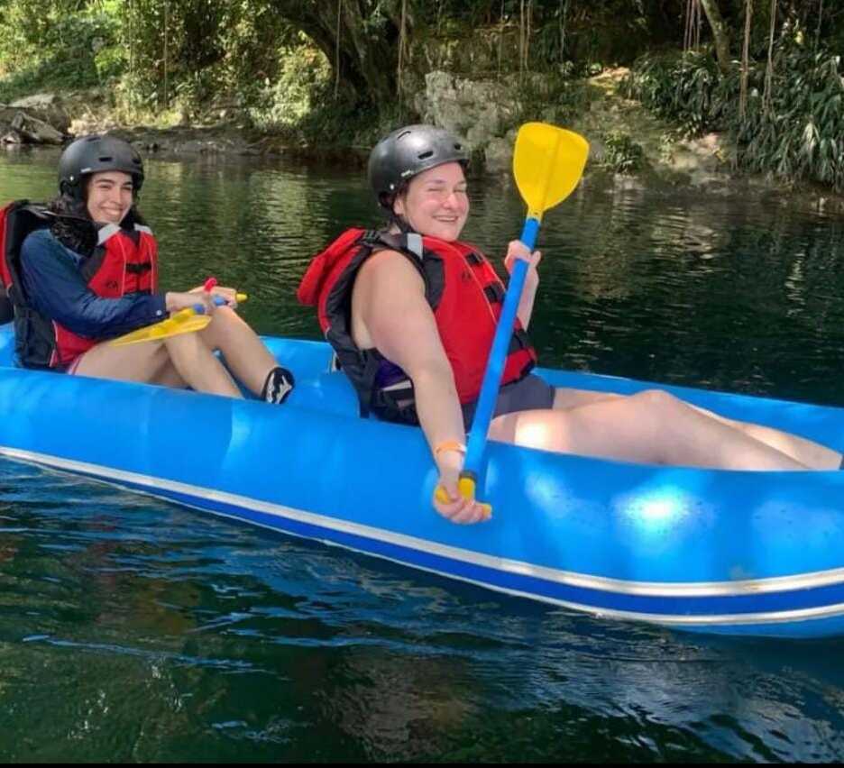 Zwei personen Kajak tour . Ein tages Erlebnis auf dem Wasser im Berner Oberland.