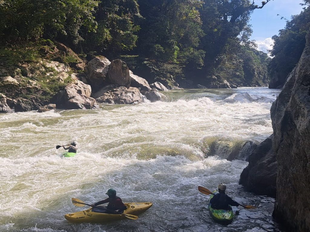 Kajak Fahren im Kolumbien. Rio Samana Wildwasser Kajak Fahren im Kolumbien 