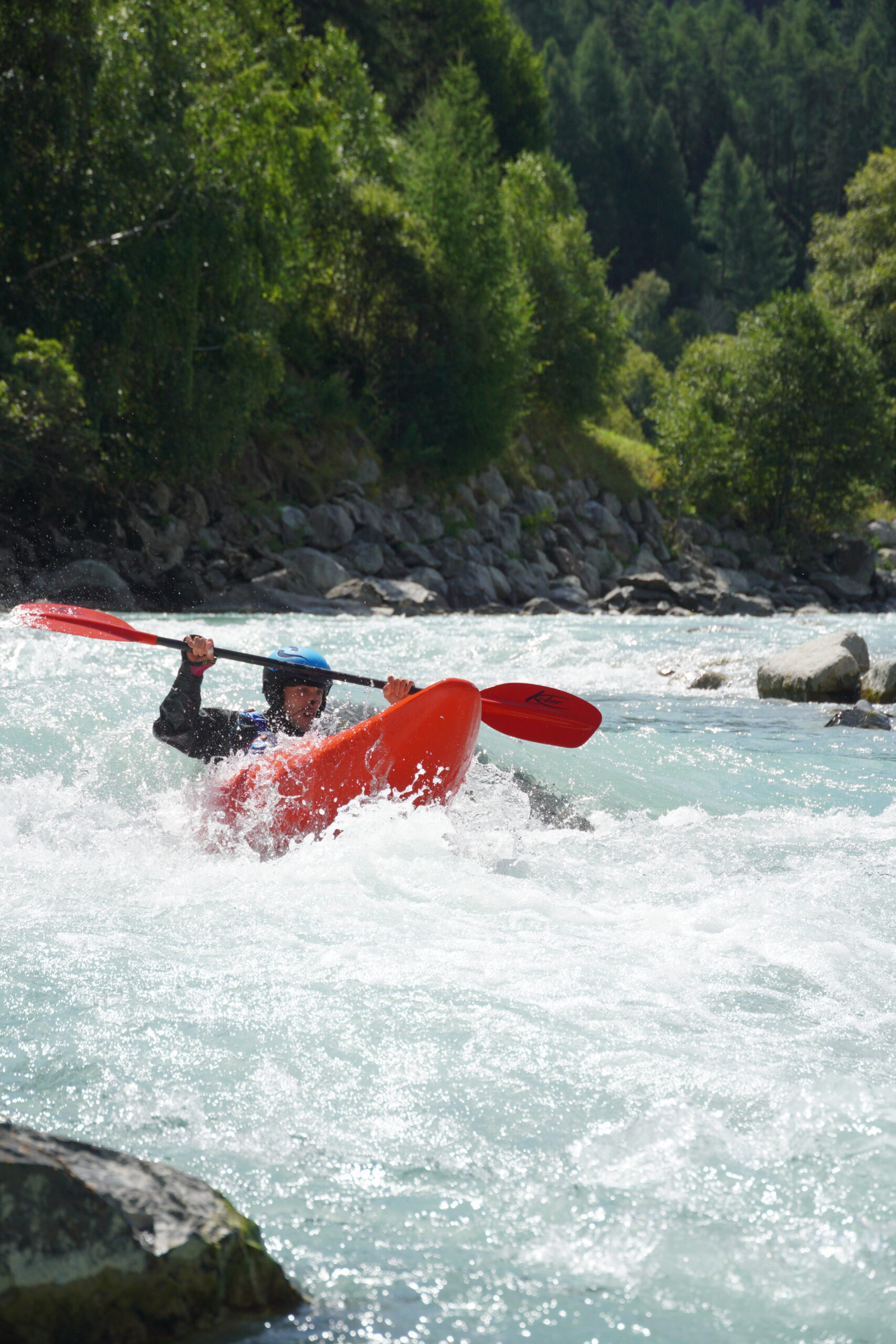 Man ist am Paddeln im Wildwasser. Er lernt wie er sollte eine Stromstelle richtig befahren. Es macht eine Vier Tages Kajak Kurs bei Arkadventures