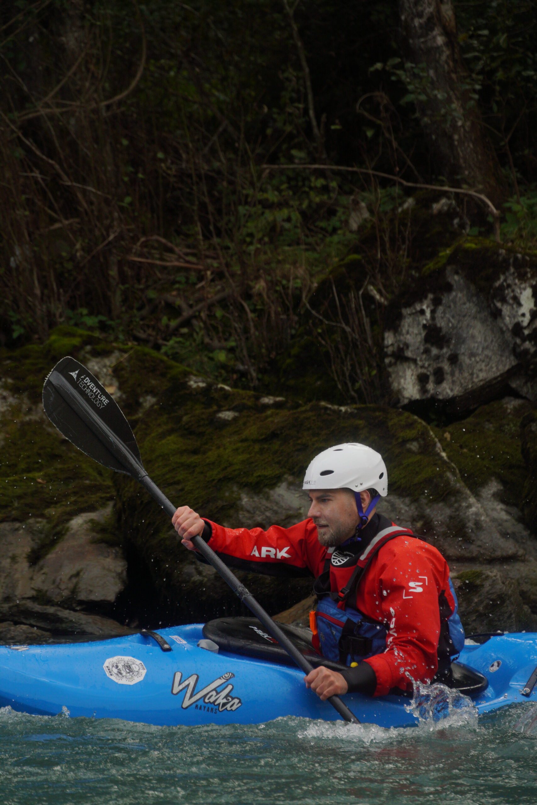 Hier paddelt eine Man und lernt seine Kajak zu paddeln, auf eine Zwei tages Wildwasser kajak kurs.