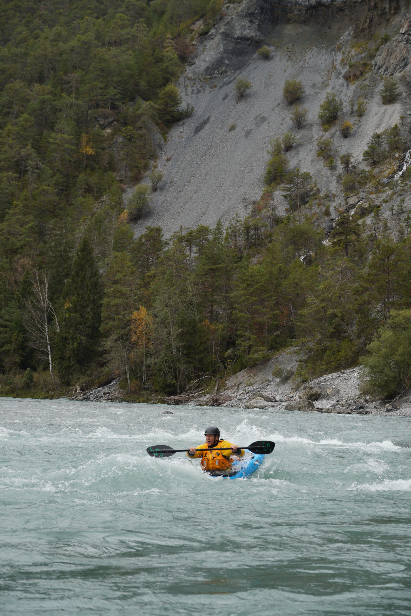 Zwei Tages Wildwasser kurs. Kajak Fahre fahrt duch die wellen auf der Rheinschlucht.