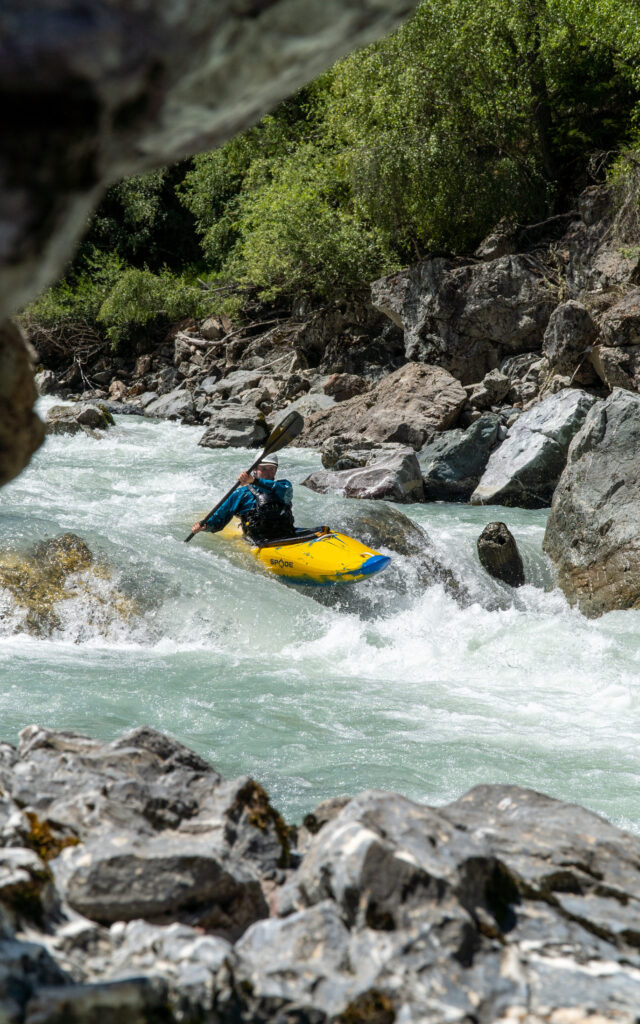 Kajaktour durch der Schweiz. Kajak fahren im Engadine auf dem Inn. Arkadventures Kajakreise