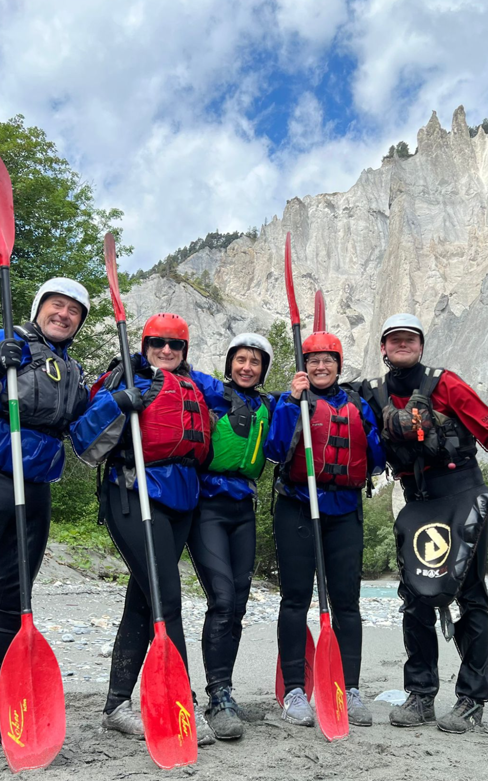 Ein tages Aktivität auf dem wasser. Paddler haben freude und posen für eine blid. Aktivitat ist Doppel Funyak fahren.