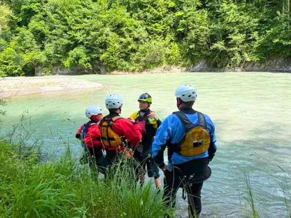 Familie Kajak Kurs auf der Simme in Berner Oberland